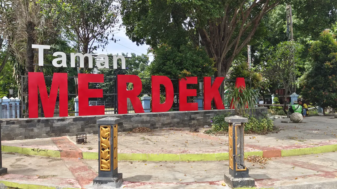 Taman Merdeka di Kecamatan Sukmajaya, Kota Depok dijadikan tempat sejumlah remaja mabuk. Peristiwa ini viral di media sosial. (Liputan6.com/Dicky Agung Prihanto)