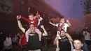Suporter Liverpool menggendong anak nya saat merayakan gelar juara Premier League di depan Stadion Anfield, Kamis (25/6/2020). Titel juara Liga Inggris 2019-20 ini merupakan gelar pertama Liverpool setelah puasa selama 30 tahun. (AP/Jon Super)