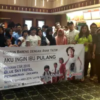Nirina Zubir ajak anak yatim nonton film. (Altov Johar/Bintang.com)