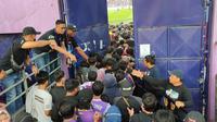 Panpel Persik mengatasi membludaknya penonton saat laga kontra Bhayangkara FC di Stadion Brawijaya Kota Kediri, Minggu (31/7/2022). (Gatot Susetyo/Bola.com)