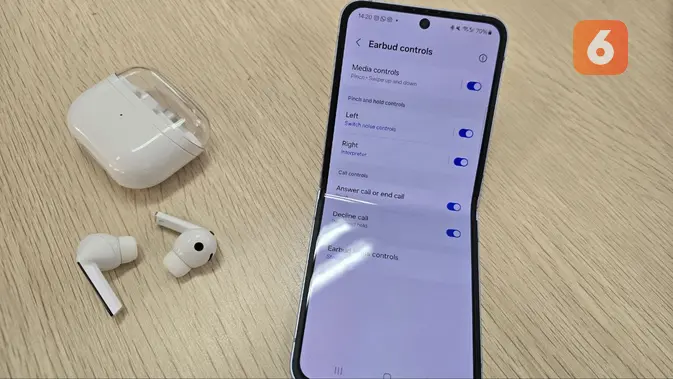 <p>Unit Galaxy Buds3 Pro lengkap dengan desain bertangkai dan eartips (Liputan6.com/ Agustin Setyo Wardani)</p>