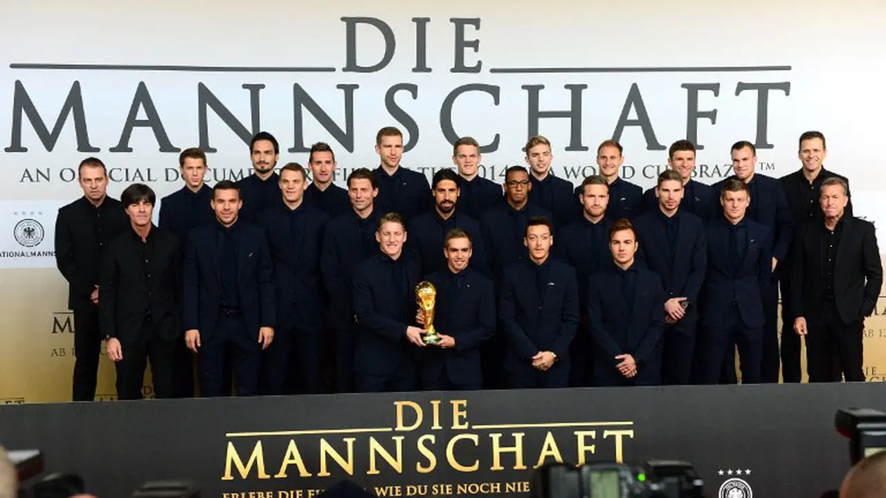 Skuat Jerman Terima Medali di Perayaan Runtuhnya Tembok Berlin