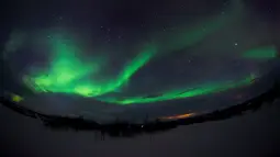 Interaksi antara medan magnetik yang dimiliki planet (bumi) dengan partikel bermuatan yang dipancarkan oleh Matahari menciptakan warna indah di langit, Kautokeino, Norwegia, Rabu (15/3).  (AFP PHOTO / Jonathan NACKSTRAND)