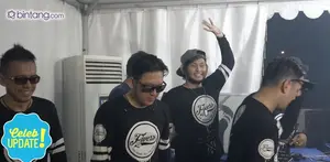 Meski kerja, Five Minutes tetap melakukan ritual bakar-bakar di malam tahun baru 2017. 