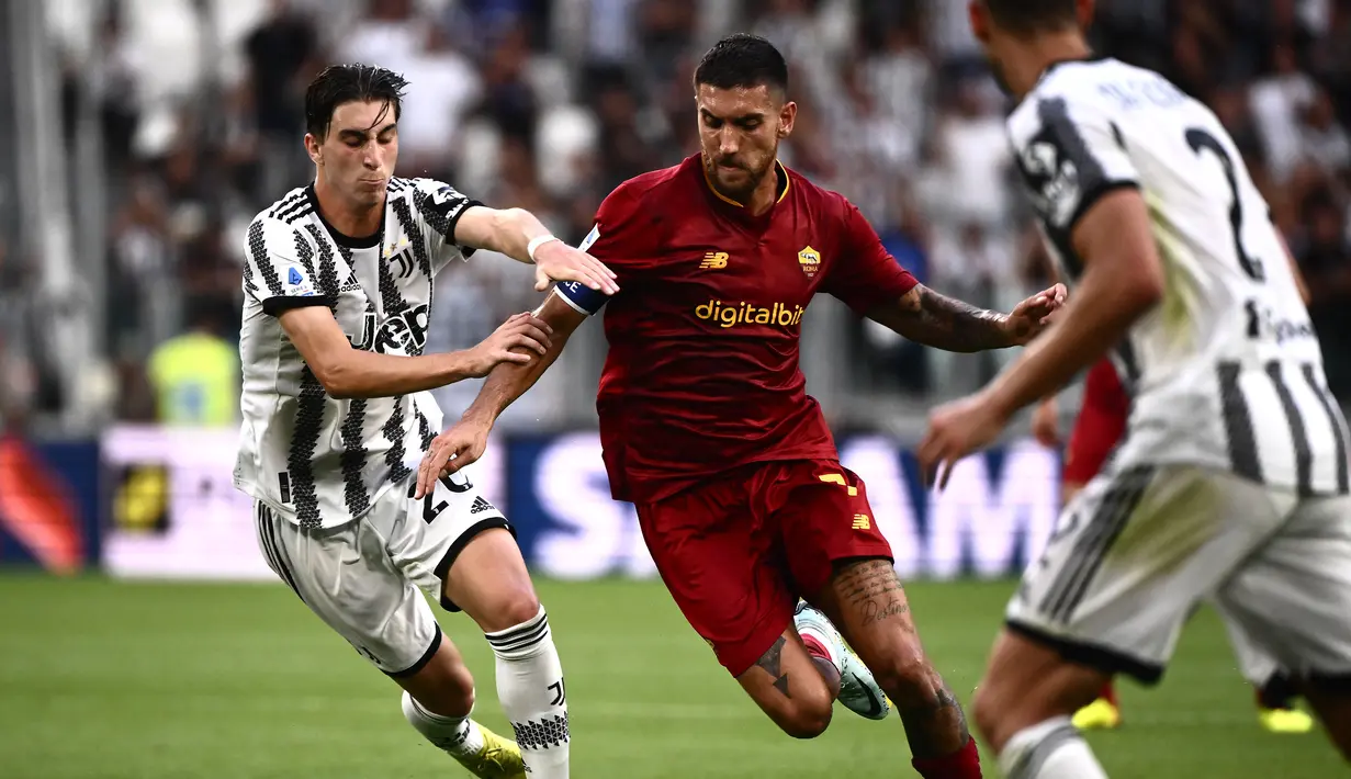 Tertinggal satu gol, Lorenzo Pellgrini dkk berusaha mencari gol penyeimbang dengan lebih intens melakukan tusukan-tusukan ke pertahanan Juventus. (AFP/Marco Bertorello)