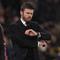 Hal itu disampaikan MU di laman resmi klub pada Rabu (14/1/2026) dini hari WIB. Tampak dalam foto, Michael Carrick saat masih menjadi pelatih sementara Manchester United melihat arlojinya selama pertandingan sepak bola Liga Premier Inggris melawan Arsenal di Old Trafford, Manchester, Inggris barat laut, pada 2 Desember 2021. (Oli SCARFF/AFP)