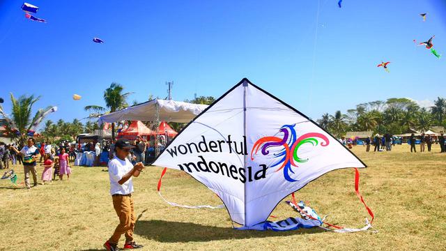 Meriahnya Langit Pangandaran Diwarnai Layang Layang Peserta Pikf 2019 Lifestyle Liputan6 Com