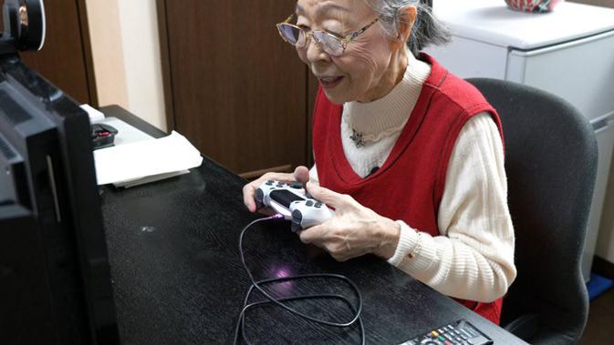 Hamako Mori, nenek berusia 90 tahun asal Jepang yang jadi Video Games tertua dunia versi rekor Guinness World Records (Photo Credit: Guinnessworldrecords.com)