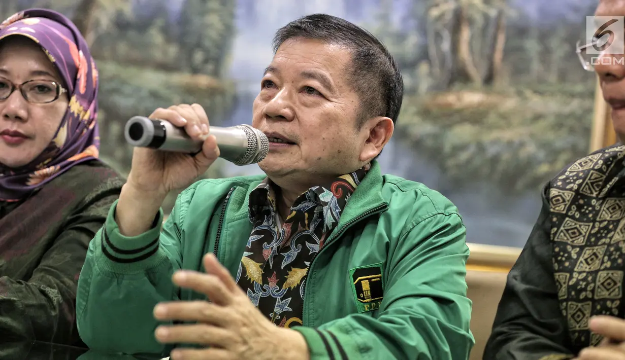 Anggota Dewan Pertimbangan Presiden, Suharso Monoarfa memberi keterangan pers di DPP PPP, Jakarta, Sabtu (16/3). Suharso Monoarfa ditunjuk sebagai Plt Ketum PPP menggantikan Romahurmuziy pasca rapat tertutup pengurus. (Liputan6.com/Faizal Fanani)