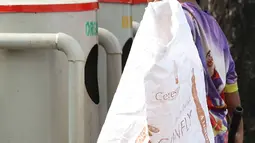 Seorang anak memungut sampah plastik di Jakarta, Rabu (12/9). Komitmen Indonesia bebas pekerja anak pada tahun 2022 sejalan dengan hasil Konferensi Global IV tentang 'Pemberantasan Pekerja Anak yang Berkelanjutan'. (Liputan6.com/Immanuel Antonius)