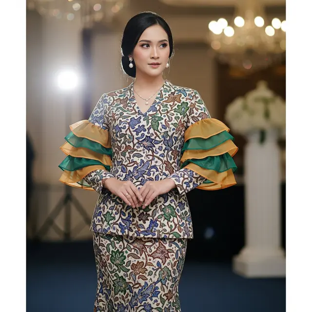 Kebaya Modern Batik Tulis dengan Ruffle Organza
