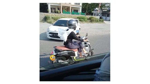 6 Kelakuan Cewek Santai Naik Motor Ini Bikin Tepuk Jidat