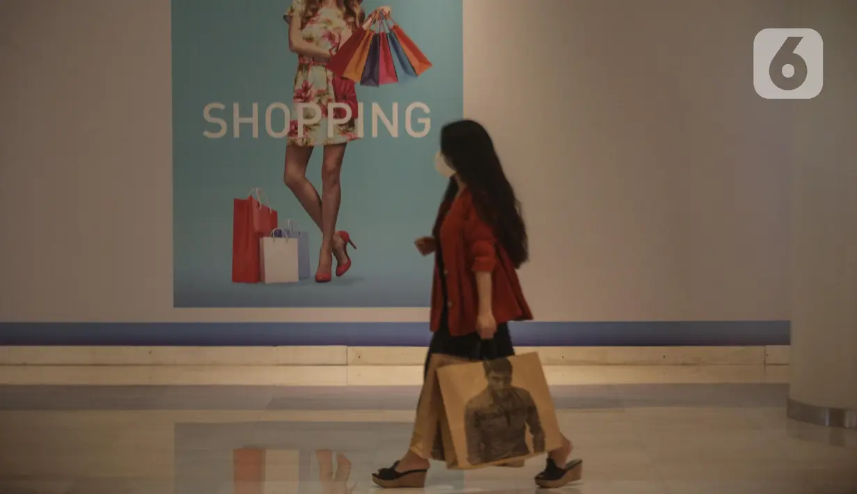 Pengunjung membawa kantong belanja dari kertas saat mengunjungi Mall Grand Indonesia, Jakarta, Rabu (1/7/2020). Hari pertama larangan penggunaan kantong plastik di Jakarta, pusat perbelanjaan ini menerapkan penggunaan kantong belanja ramah lingkungan (KBRL). (Liputan6.com/Faizal Fanani)