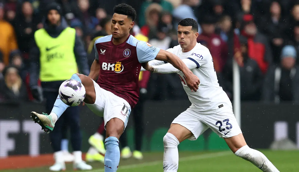 Striker Aston Villa, Ollie Watkins (kiri) menguasai bola dibayangi bek Tottenham Hotspur, Pedro Porro pada laga pekan ke-28 Premier League 2023/2024 di Villa Park, Birmingham, Minggu (10/3/2024). (AFP/Darren Staples)
