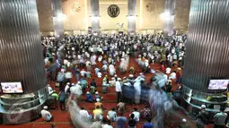 Sejumlah warga melaksanakan salat sunah sebelum menunaikan salat Jumat terakhir pada bulan Ramadan 1437 H di Masjid Istiqlal, Jakarta, Jumat (7/1). Bulan Ramadan merupakan momentum bagi umat Islam untuk memperbanyak ibadah. (Liputan6.com/Faizal Fanani)