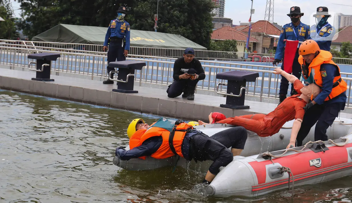 Peserta lomba Jakarta Fire and Rescue Competition 2022 di Pusdiklat Gulkarmat, Ciracas, Jakarta Timur, Senin (21/3/2022). Lomba tersebut diikuti oleh Dinas Penanggulangan Kebakaran dan Penyelamatan (Gulkarmat) sektor DKI Jakarta yang digelar 21 hingga 25 Maret 2022. (Liputan6.com/Herman Zakharia)