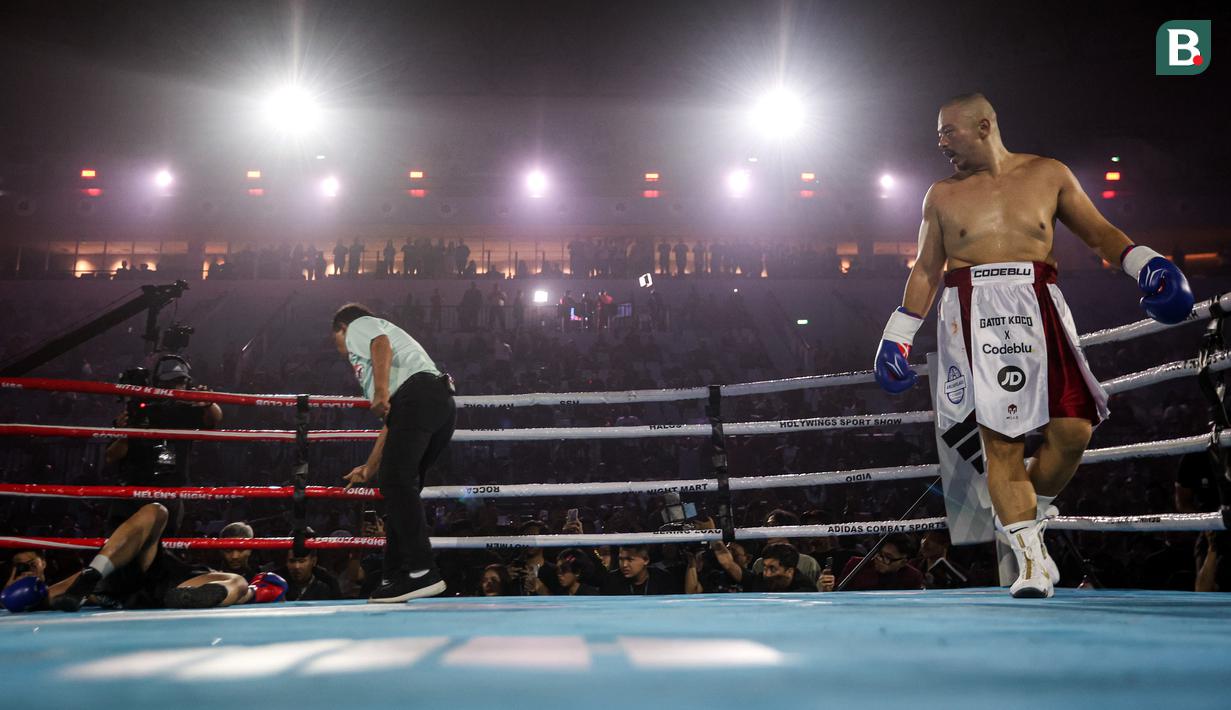 Chef Arnold (kiri) terkapar setelah menerima pukulan dari konten kreator, Codeblue (kanan) dalam pertarungan tinju Holywings Sports Show (HSS) seri kelima di Indonesia Arena, Kompleks Stadion Utama Gelora Bung Karno, Senayan, pada Minggu (22/04/2024). (Bola.com/Bagaskara Lazuardi)