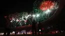 Kembang api dinyalakan di atas stadion saat Upacara Penutupan Pekan Paralimpiade Nasional XVII di Stadion Manahan, Solo, Jawa Tengah, Minggu (13/10/2024). (PB PEPARNAS XVII/Feira Manbud)