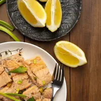 Salmon kukus dengan saus dill lemon ini juga memiliki kandungan yang baik bagi tubuh seperti asam lemak omega-3. (Foto/dok: Freepik)