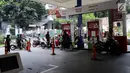 Sejumlah kendaraan mengisi bahan bakar minyak (BBM) di SPBU Kuningan Jakarta, Sabtu (5/5). Penambahan subsidi solar akan berkisar Rp 500 hingga Rp 1.500 per liter. (Liputan6.com/Johan Tallo)