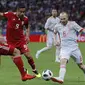 Gelandang Spanyol, Andres Iniesta, berusaha mengirim umpan saat melawan Iran pada laga grup B Piala Dunia di Kazan Arena, Kazan, Rabu (20/6/2018). Spanyol menang 1-0 atas Iran. (AP/Manu Fernandez)