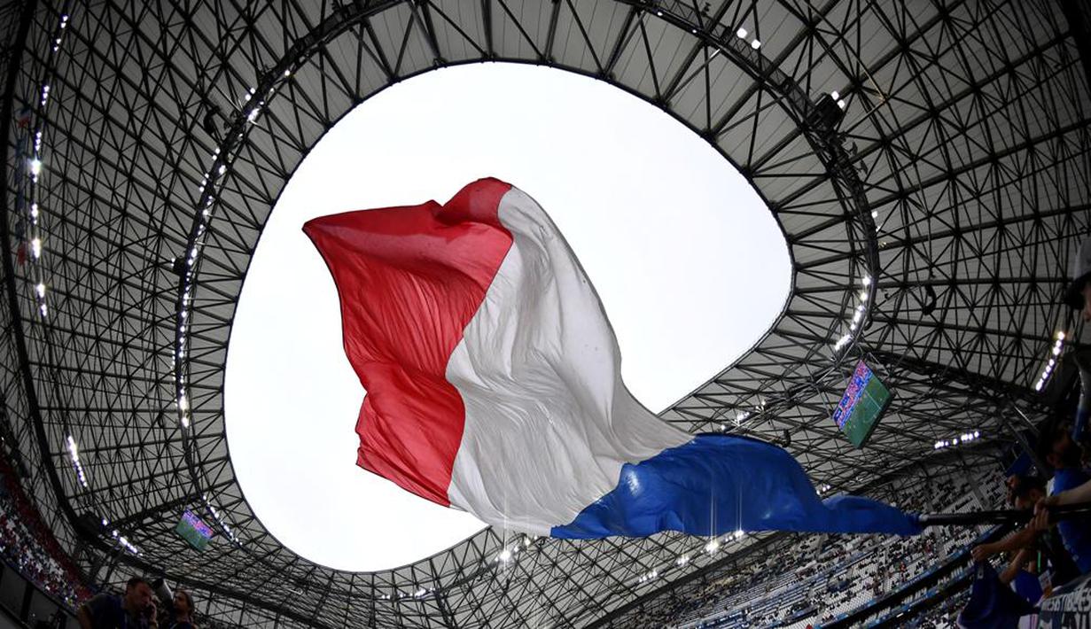 Aksi suporter Prancis dengan bendera negaranya saat laga Grup A Piala Eropa 2016 antara Prancis melawan Albania di Stade Velodrome, Marseille, (15/6/2016). (AFP/Franck Fife)
