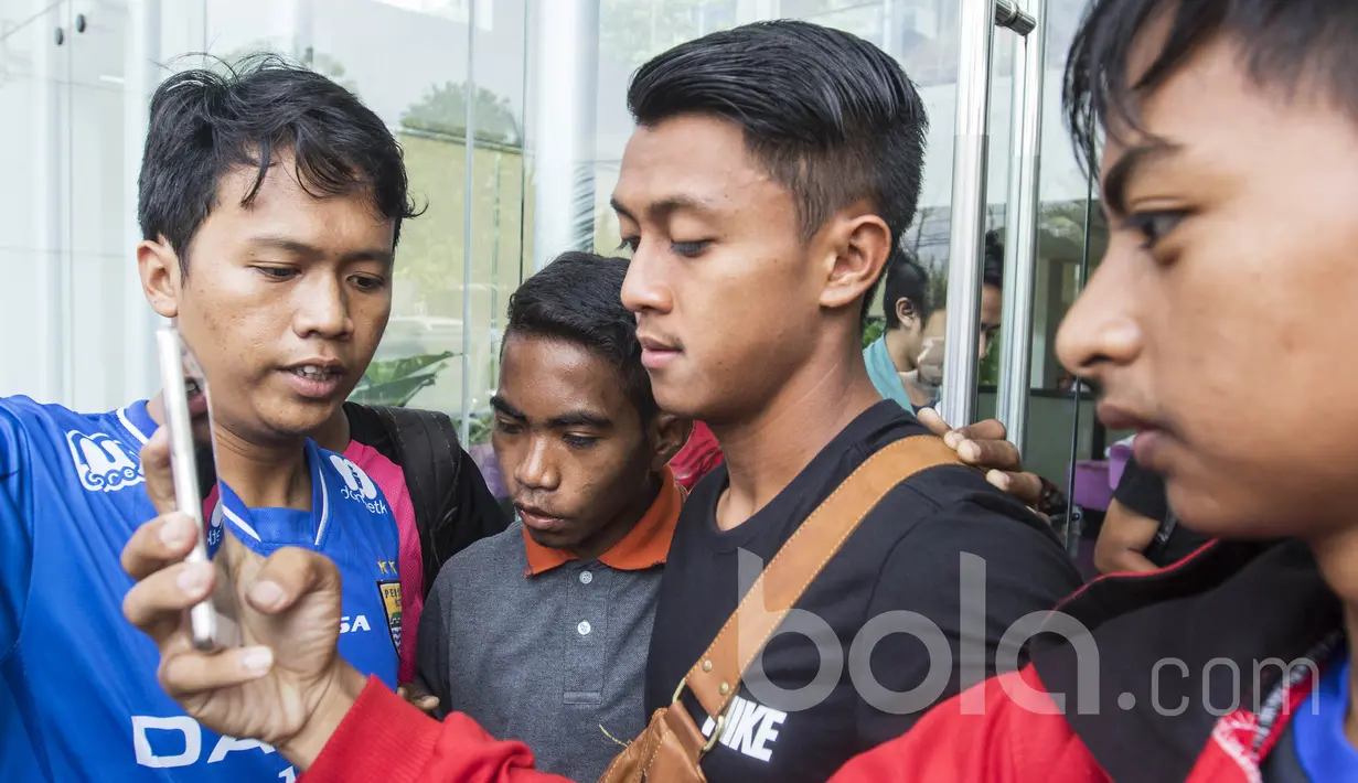 Para Bobotoh yang sudah lama menunggu di luar hotel langsung meminta Febri Haryadi untuk melakukan foto selfie. (Bola.com/Vitalis Yogi Trisna)