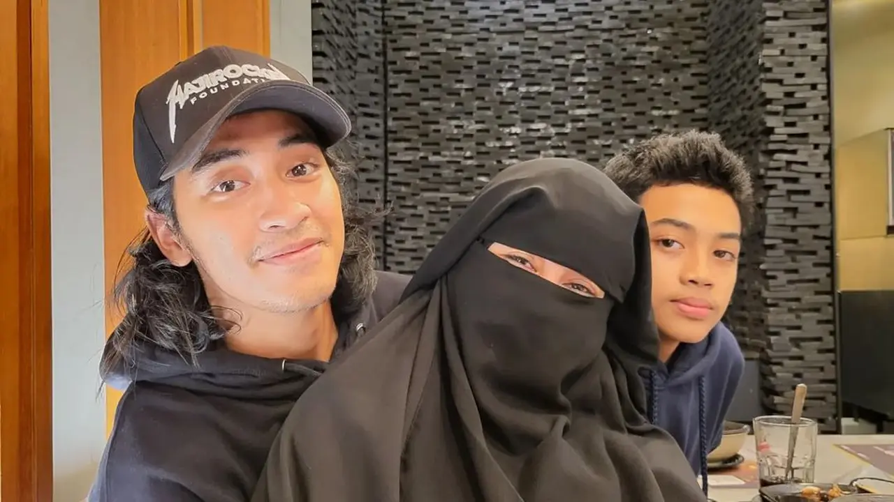 Umi Pipik bersama kedua putranya, Abizar dan Attaya Bilal Rizkillah yang baru saja pulang dari pesantren. (Foto: Instagram/@_ummi_pipik_)