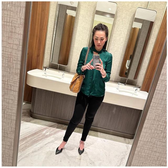 6 Gaya Kasual Elegan Christy Jusung yang Bikin Awet Muda di Usia 42 Tahun