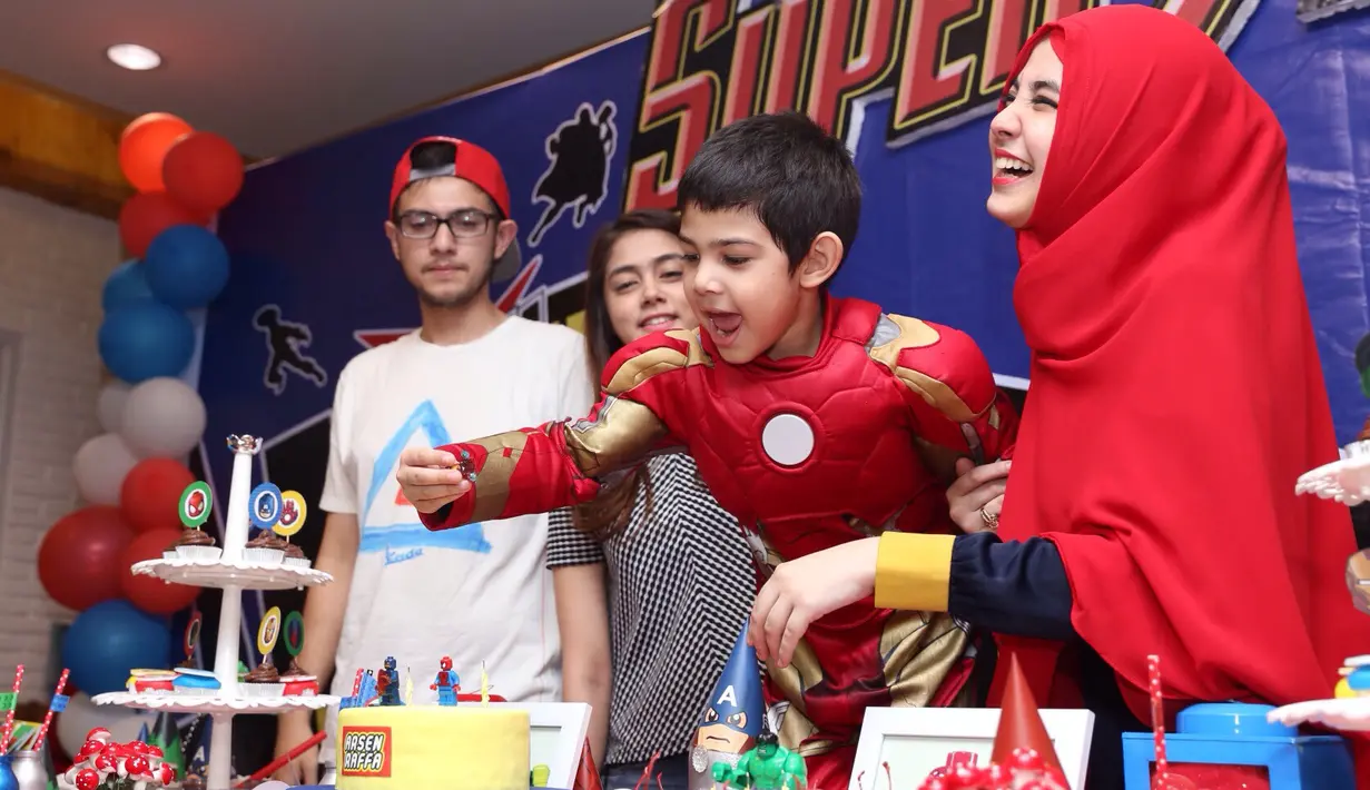 Arsen mengenakan kostum Iron Man, terlihat begitu ceria. Apalagi ada kedua orang tuanya yang juga mendampinginya. (Andy Masela/Bintang.com)