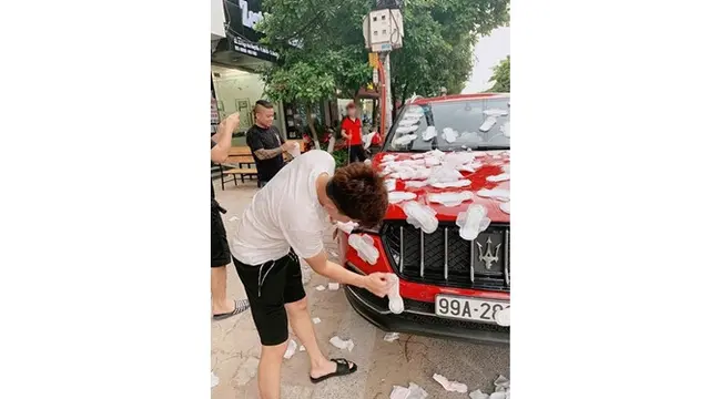 Parkir Sembarangan, Pria Ini Temukan Mobil Mewahnya Terpasang Puluhan Pembalut