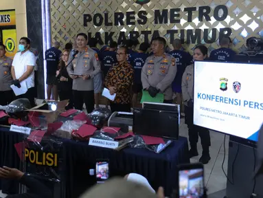 Kapolres Metro Jakarta Timur, Kombes Alfian Noffizal (tengah) memberi keterangan terkait pengungkapan hasil penyelidikan terkait serangkaian penyerangan, perusakan, dan pembakaran yang melanda Markas Polres Metro Jakarta Timur serta enam polsek pada 30–31 Agustus 2025 di Polres Metro Jakarta Timur, Senin (8/9/2025). (Kapanlagi.com/Budy Santoso)