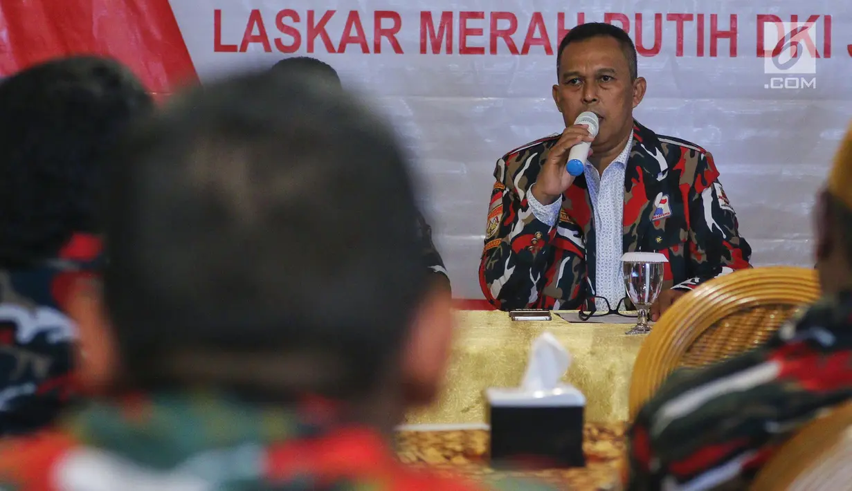 Ketua Markas Daerah LMP DKI Jakarta Agus Sali memberikan pernyataan sikap, di Jakarta, Senin (28/1). Pernyataan sikap tersebut berisi mensukseskan pemilu 2019 yang aman, damai sejuk dan berintegritas juga melawan berita hoax. (Liputan6.com/Johan Tallo)