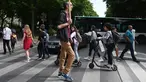 Arshavir Grigoryan yang memiliki tinggi tubuh 2 meter 33 centimeter berjalan saat berkumpul di Champs-Elysees Avenue di Paris, Prancis (14/6/2019). Sambil membawa poster, belasan pria tertinggi dunia berkumpul pada akhir pekan di Champs-Elysees Avenue. (AFP Photo/Dominique Faget)