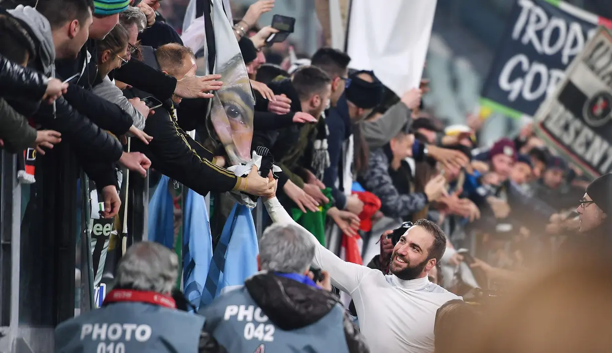 Pemain Juventus, Gonzalo Higuain menyapa fans usai timnya menang atas Napoli pada leg pertama semifinal Coppa Italia di Juventus Stadium, Turin, (28/2/2017). (EPA/Alessandro Di Marco)