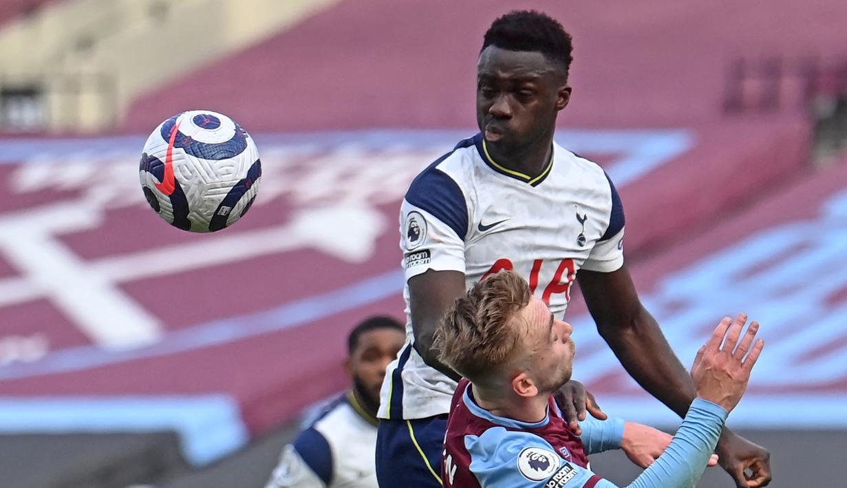 Davinson Sanchez. Bek tengah Kolombia berusia 26 tahun yang kini menjalani musim ke-6 bersama Tottenham Hotspur usai didatangkan dari Ajax Amsterdam pada awal musim 2017/2018 ini menempati posisi ketiga sebagai pemain termahal yang pernah didatangkan klub Liga Inggris dari Liga Belanda. The Lilywhites mengeluarkan mahar senilai 42 juta euro atau kini setara Rp623 miliar untuk mendatangkannya. (AFP/Pool/Neil Hall)