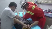 Petugas pemadam kebakaran bersama seorang dokter berusaha mengeluarkan cincin itu dari penis remaja itu (Shanghaiist.com).