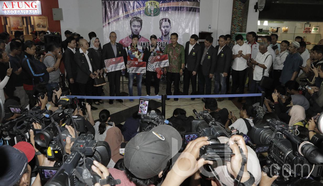 Pebulutangkis ganda putra Indonesia, Kevin Sanjaya/Marcus Gideon memberikan keterangan kepada media. Bagi Kevin/ Marcus, ini merupakan gelar perdana mereka di All England. (Bola.com/M Iqbal Ichsan)