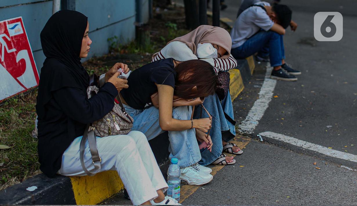 Sebagian beristirahat di bawah pohon pinggir jalan. (Liputan6.com/Angga Yuniar)