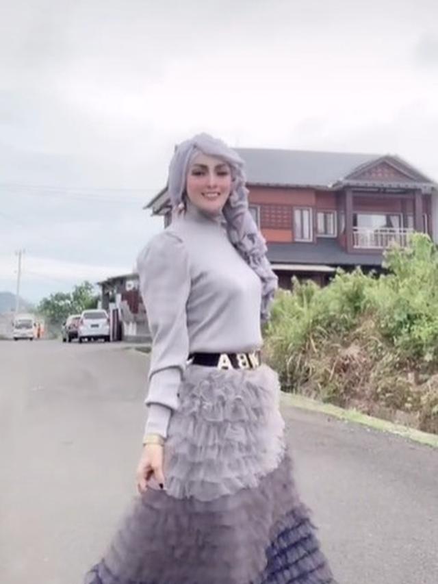 Viral Wanita Berseragam PNS Berdandan Mirip Barbie, Ini 6 Potretnya