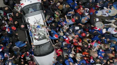 Orang-orang mengelilingi mobil jenazah yang membawa pesepak bola Juan Izquierdo setelah diadakan peringatan di klub sepak bola Nacional di Montevideo, Uruguay, Kamis (29/8/2024). (AP Photo/Matilde Campodonico)