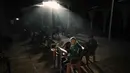 Warga Palestina membaca Al-Quran selama bulan suci Ramadan di Masjid Sayed Al-Hashim, Kota Gaza, Kamis 19 Februari 2026. Ramadan 1447 Hijriah atau 2026 Masehi di Gaza berlangsung dalam kondisi yang memprihatinkan. (AP Photo/Jehad Alshrafi)