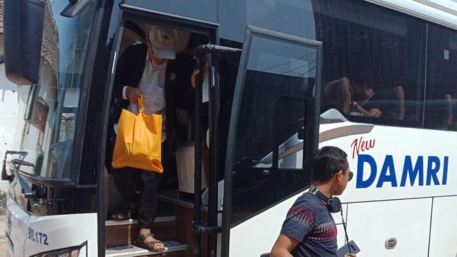 Kedatangan penumpang bus Damri