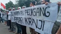 Pedagang Pasar Kranji Baru demo di depan Kejaksaan Negeri Kota Bekasi, mendesak proses hukum pejabat yang diduga terlibat penyelewengan dana revitalisasi. (Liputan6.com/Bam Sinulingga)