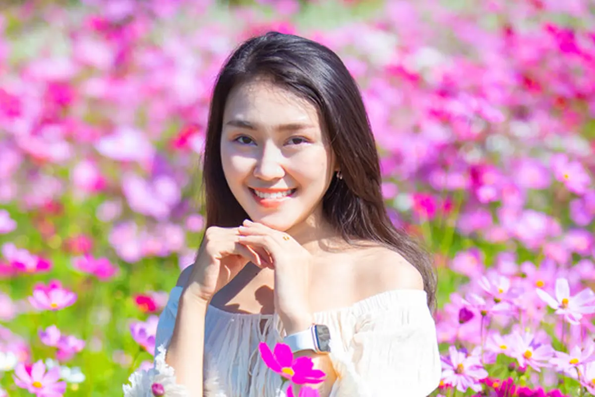 tersenyum bahagia