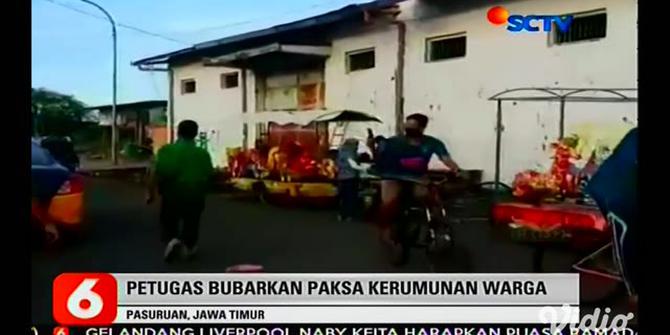 VIDEO: Satgas COVID-19 Pasuruan Bubarkan Kerumunan Warga Ngabuburit di Pelabuhan