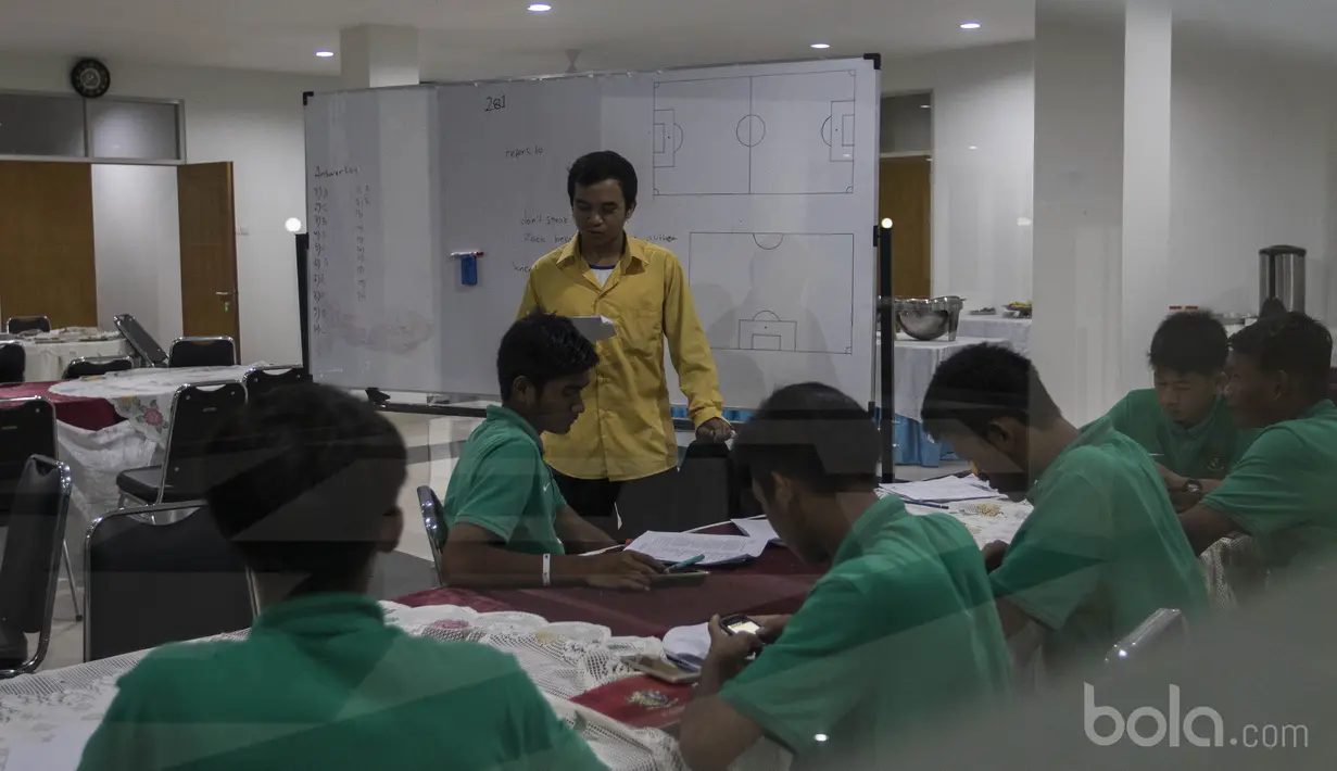 Para pemain Timnas Indonesia U-16 mendapatkan les privat untuk persiapan Ujian Nasional tingkat SMP di Cijantung, Jakarta, Rabu (3/5/2017). (Bola.com/Vitalis Yogi Trisna)
