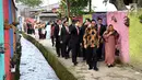 Presiden Jokowi dan Ibu Iriana usai resepsi pernikahan Novie Ayu Anggraini dan Adrian Anandika Manurung di Lenteng Agung, Jumat (16/2). Ayah mempelai wanita tidak lagi menjadi sopir Jokowi ketika Pilpres 2014. (Liputan6.com/Pool/Biro Pers Setpres)