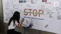 Petugas KAI Commuter menandatangani banner kampanye pencegahan tindak kekerasan dan pelecehan seksual di Stasiun Tanah Abang, Jakarta, Rabu (29/6/2022). KAI Commuter melakukan kampanye tersebut untuk menggugah kesadaran masyarakat agar tidak melakukan tindakan kekerasan dan pelecehan seksual di transportasi umum, khususnya KRL. (Liputan6.com/Johan Tallo)