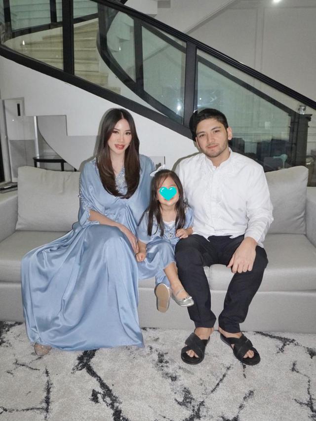 6 Potret Keluarga Kecil Aditya Trihatmanto dan Kezia Toemion, Cucu Penerus Cendana